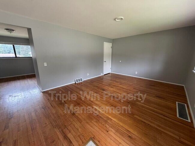 Building Photo - 10319 Varnum Dr