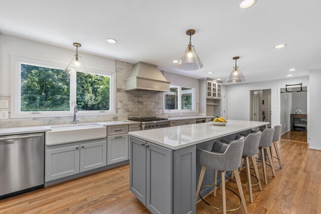 Building Photo - 723 Forest Ridge Dr