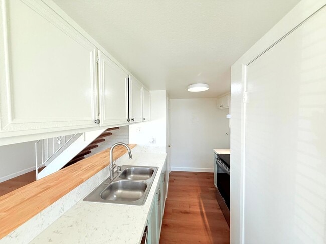 Building Photo - Fantastic Renovated 2 story - 2 bed + 1 ba...