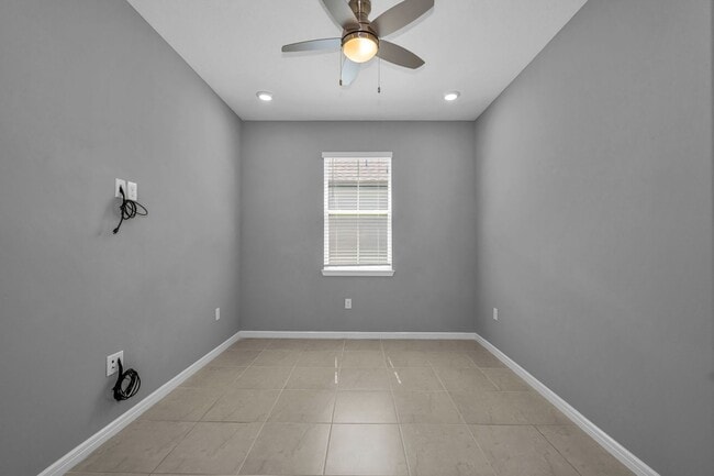 Building Photo - Large Spacious 2 bedroom 2 bath in Del Web