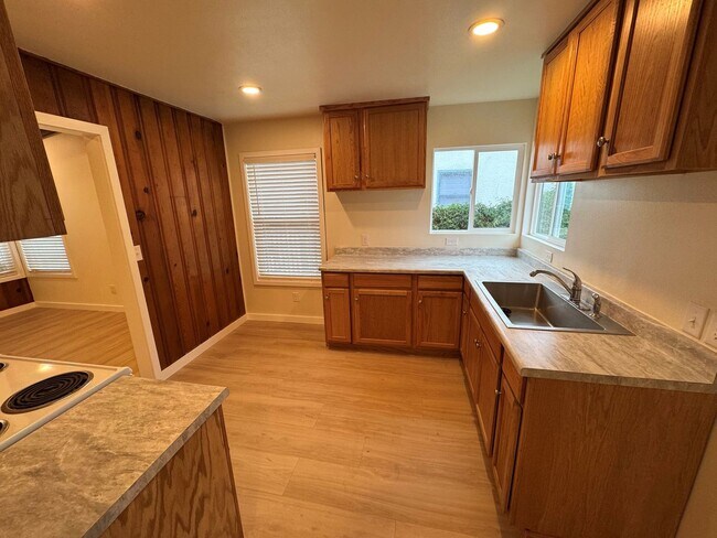 Building Photo - 2+1 Quaint Midtown Ventura Home