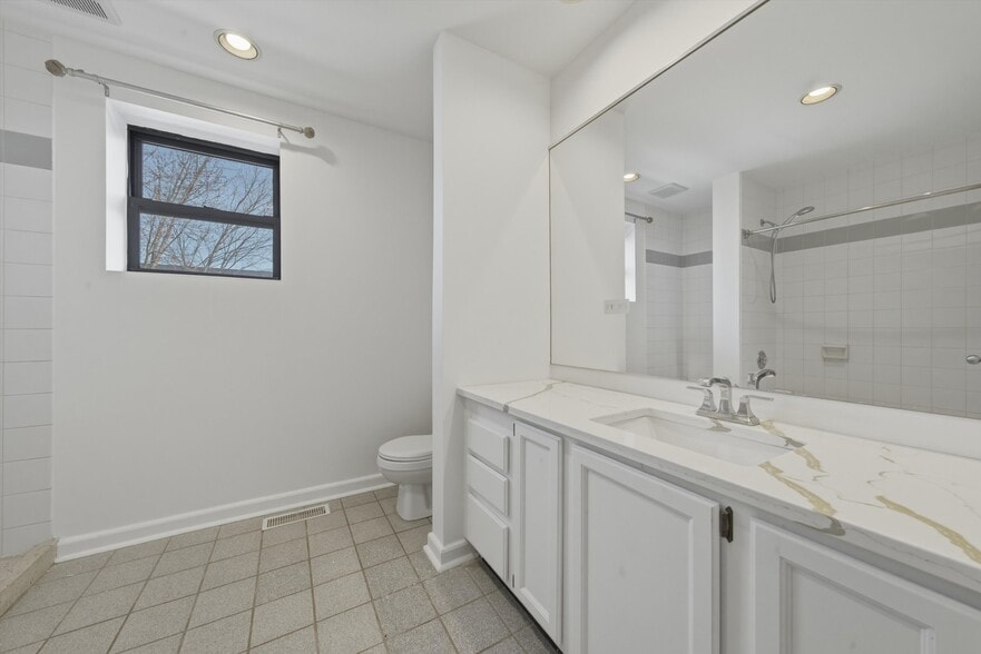 Building Photo - 4537 N Greenview Ave