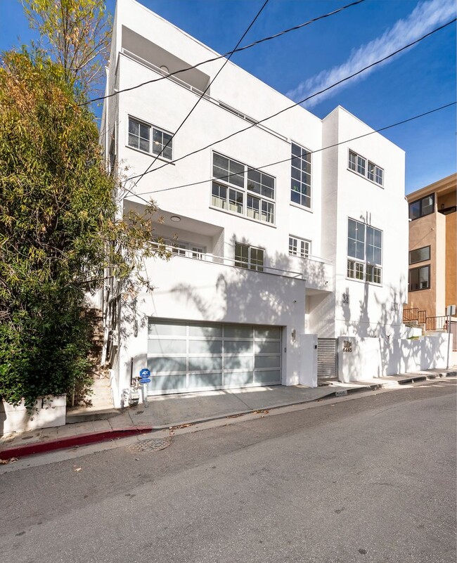 Building Photo - Beautifully Renovated Hollywood Hills House