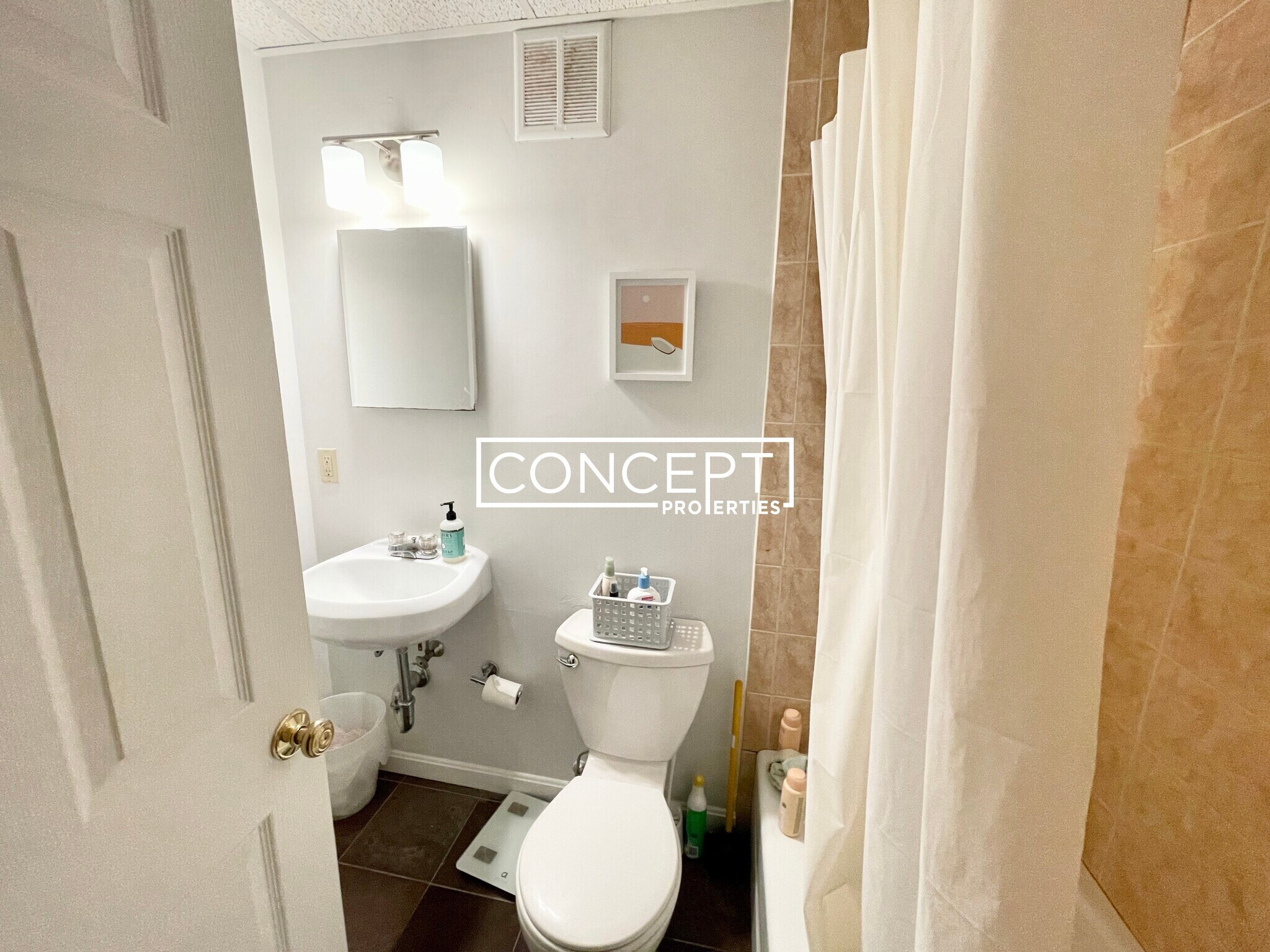 Building Photo - 77 Park Dr