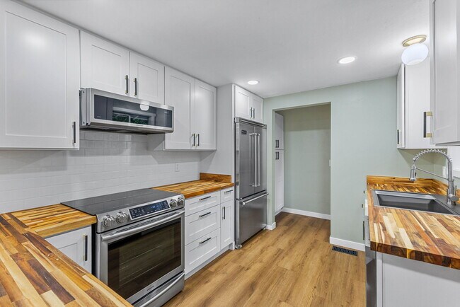 Building Photo - 2230 Jasper Way NW