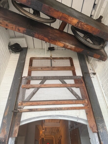 Building Photo - 387 3rd Ave