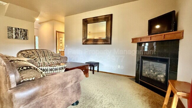 Building Photo - 406 Lundblad Pl