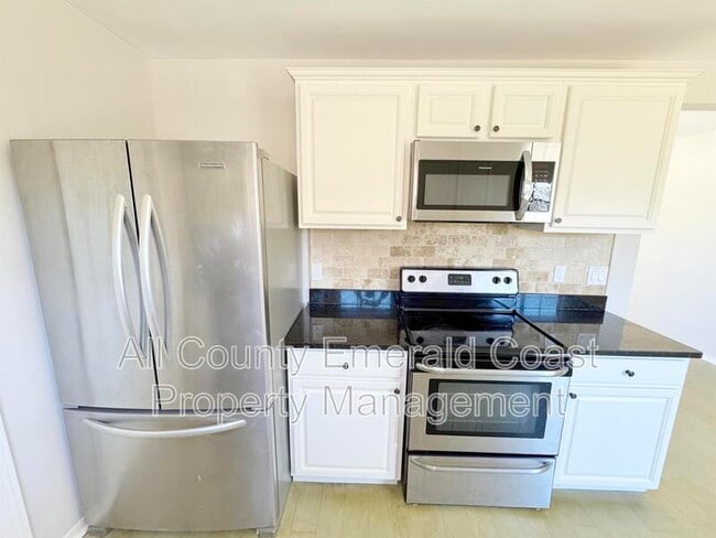 Building Photo - 710 Swan Ln