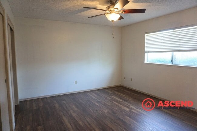 Building Photo - Cute home located in the Southwest!