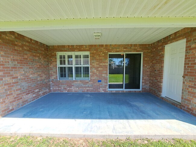 Building Photo - 4BR/3BA with privacy fenced backyard