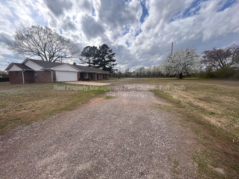 Building Photo - 9200 Rogers Ave