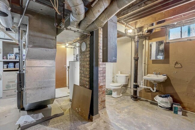 Building Photo - 309 E Lakeview Ave