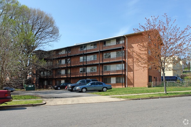 Building Photo - 701-705 Chesapeake St SE