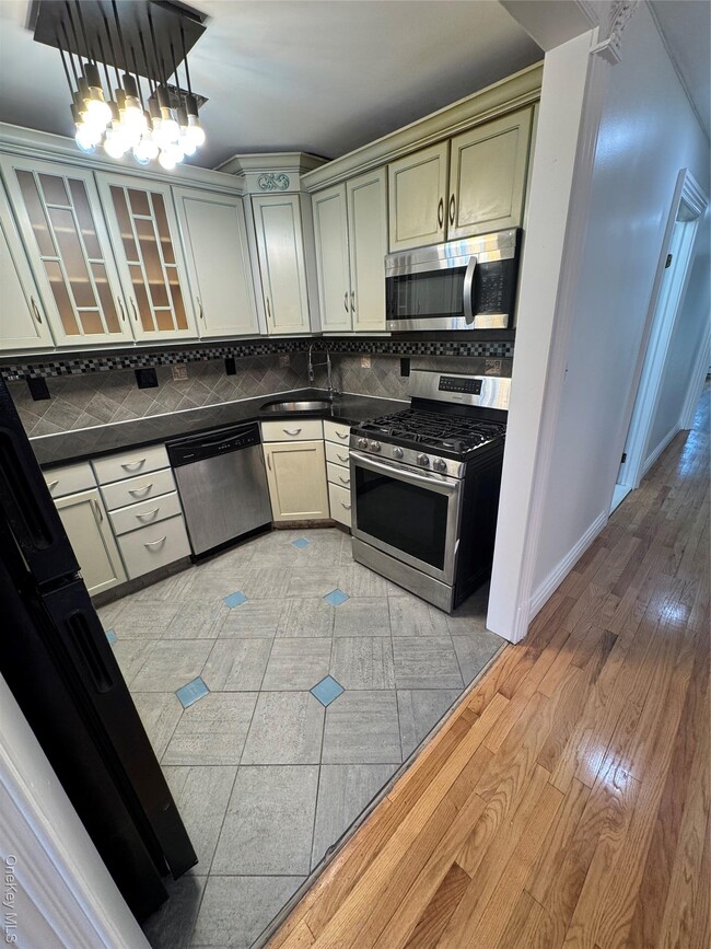 Building Photo - 103-14 169th St