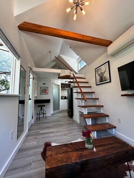 Building Photo - 977 McFarlane Ave