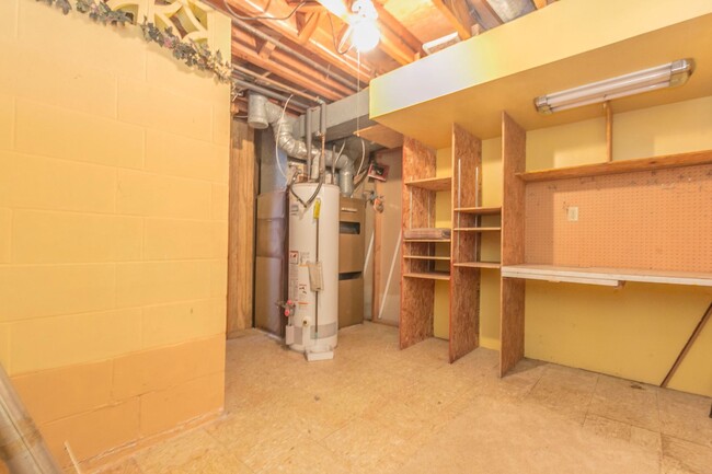 Building Photo - 3 Bedroom 2 Bath Home for Rent Indianola, ...