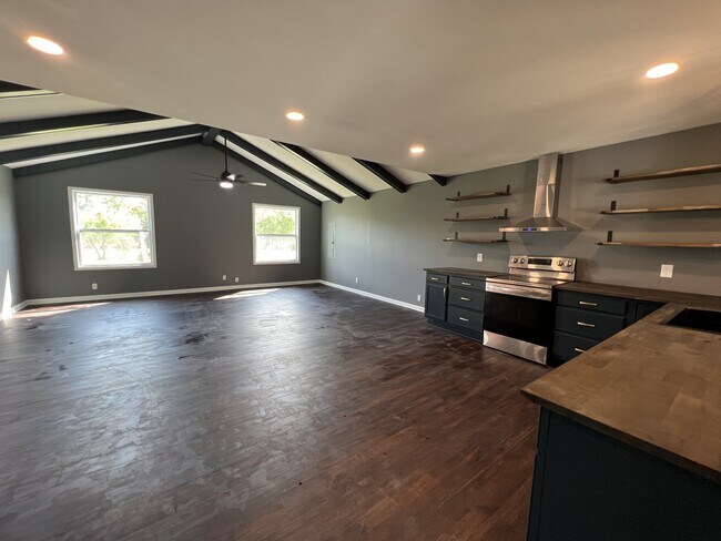 Building Photo - 120 Lake Point Dr