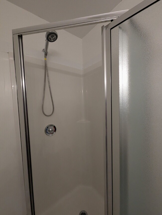 Building Photo - Immaculate End Unit in Desirable Weatherst...