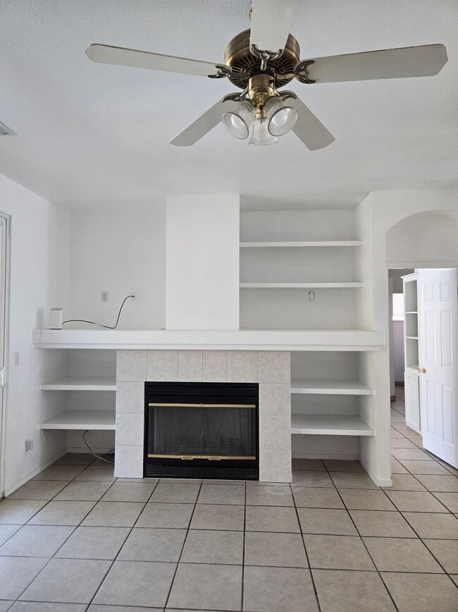 Building Photo - Three bedroom, fresh paint and pool!