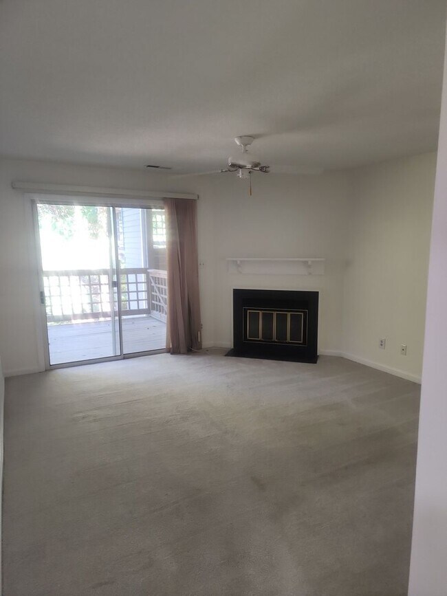 Building Photo - 4100 Sedgewood Dr