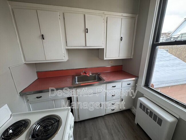 Building Photo - 810 Amity St