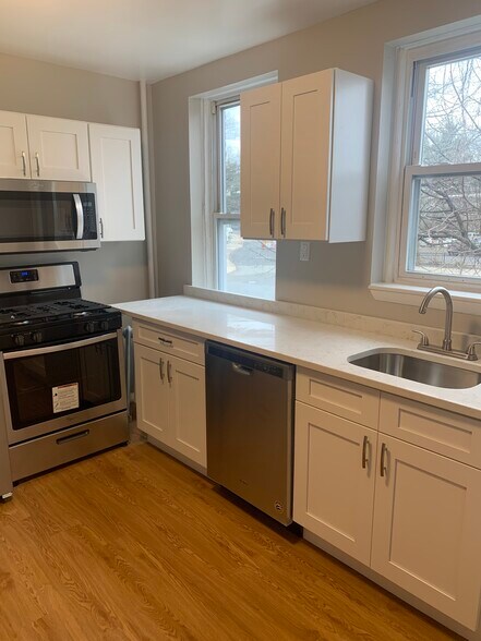 Building Photo - 35 Conger St