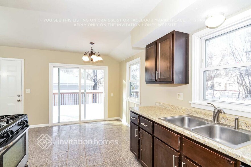 Building Photo - 816 81st Ave N