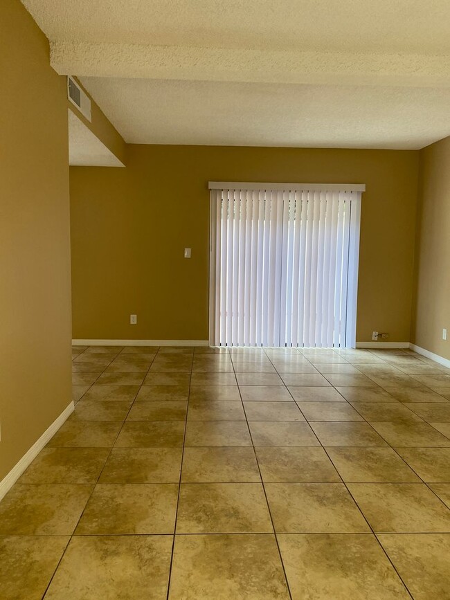 Building Photo - Three Bedroom Two Story Townhome,  Close t...