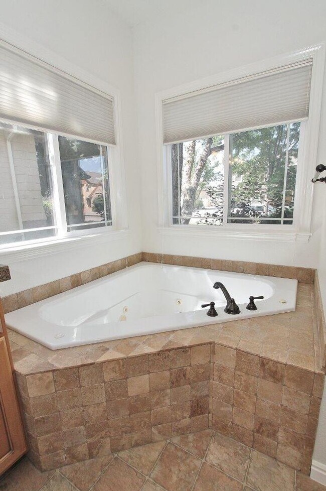 Building Photo - Stunning Home w/Open Floor-plan