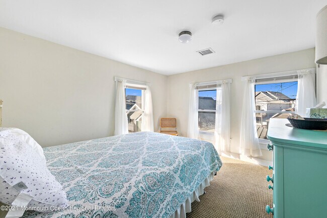 Building Photo - 1211 Ocean Ave N