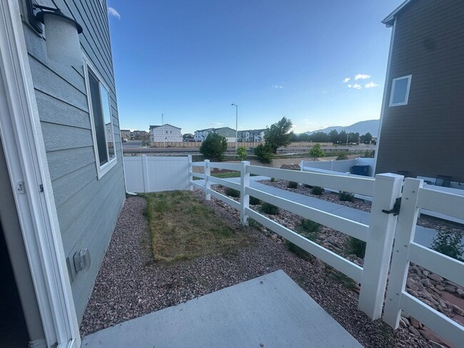 Building Photo - Modern Living in Skyview Village
