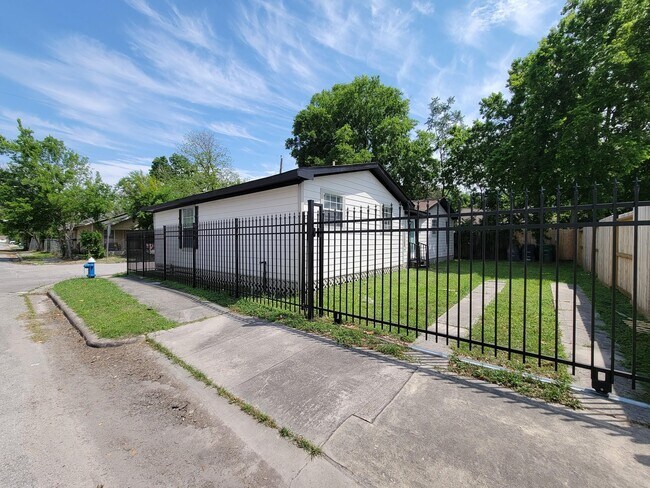 Building Photo - 3416 Europa St