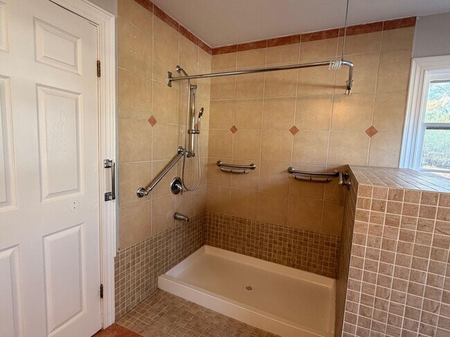 Building Photo - AVAILABLE NOW!