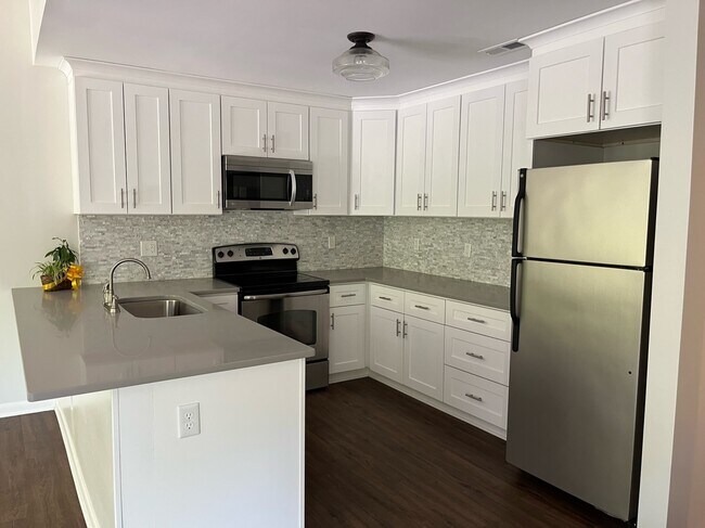 Building Photo - 132 Manhattan Ct