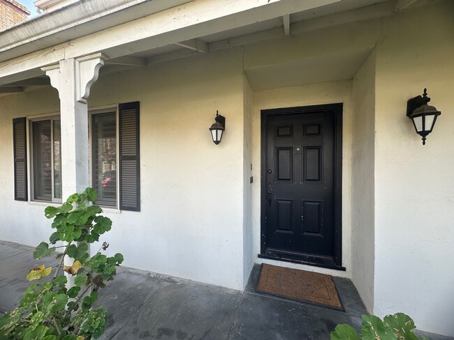 Building Photo - 4 Bedroom 3 Bathroom Land Park Home