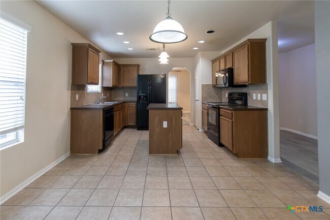 Building Photo - 2203 Love Rd