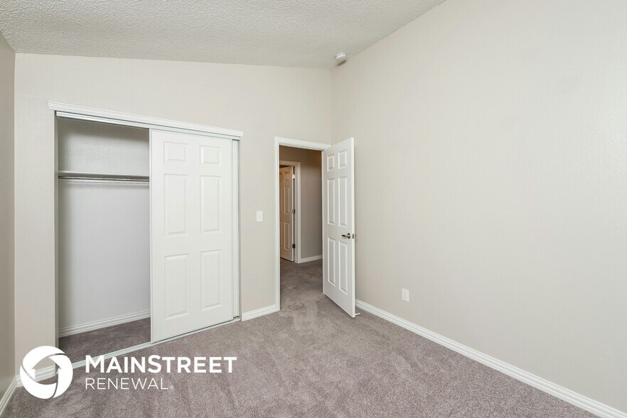 Building Photo - 18557 E Hamilton Dr