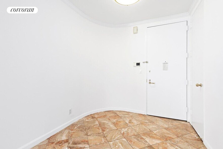 Building Photo - 150 E 57th St