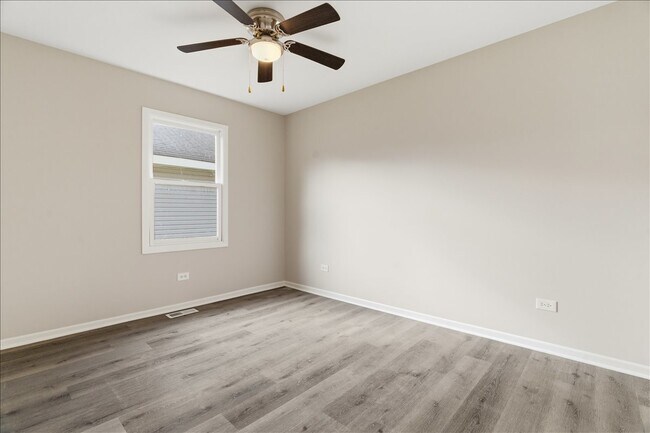 Building Photo - 37446 E Park Ln