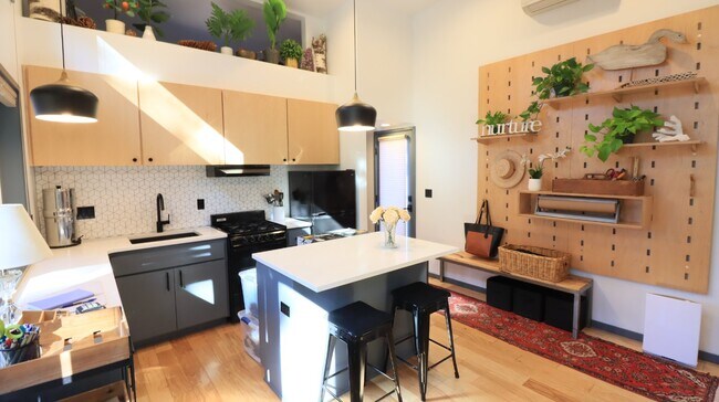 Building Photo - ! Bed 1 Bath Tiny Home
