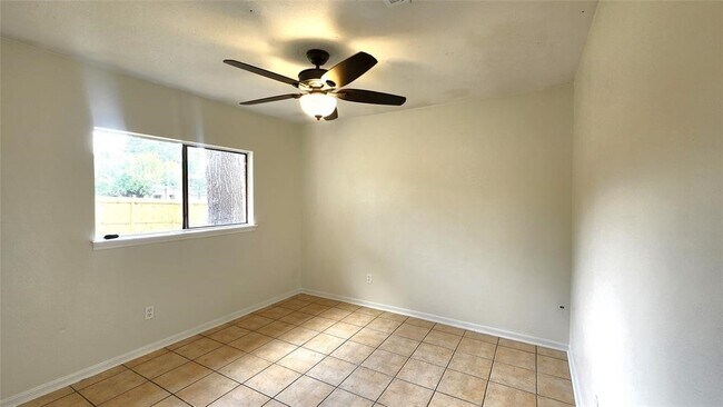 Building Photo - 2702 Foliage Green Dr