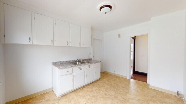 Primary Photo - 12900 Hoy Ave