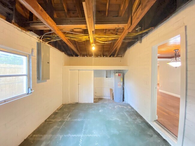 Building Photo - 3/2 single family home minutes from Lake E...