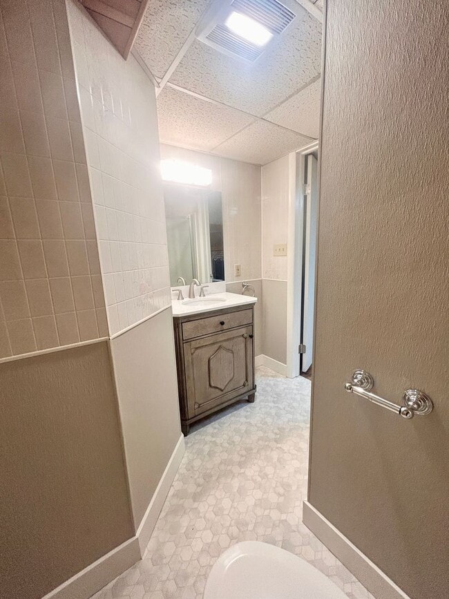 Building Photo - 4-Bedroom, 2-Bathroom Home In Lancaster!