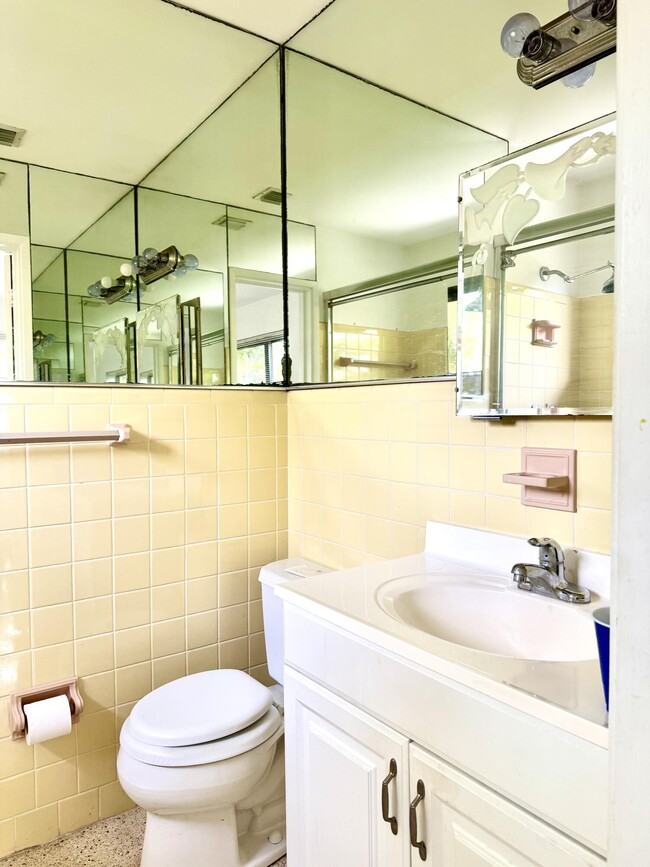 Building Photo - 1121 NE 16th Terrace