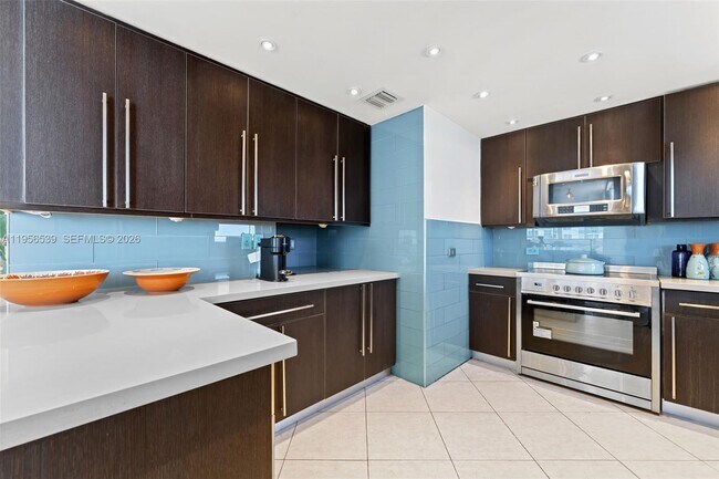 Building Photo - 5005 Collins Ave