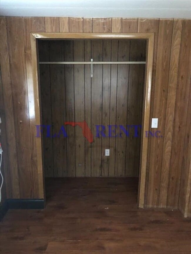 Building Photo - Newly renovated 4/2 Mobile home on large l...