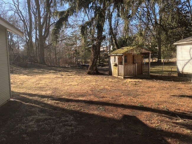 Building Photo - Charming 2 Bedroom House!