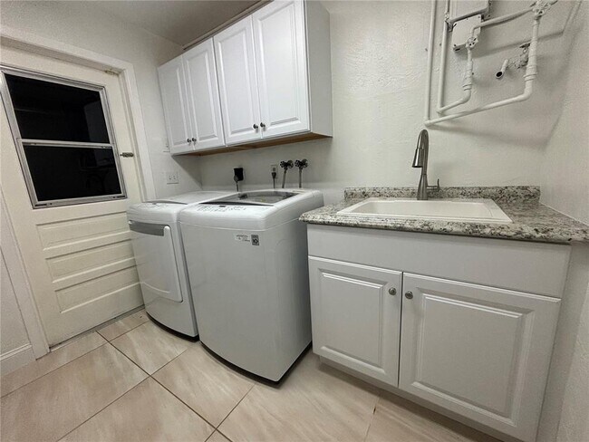 Building Photo - 10073 S Yacht Club Dr