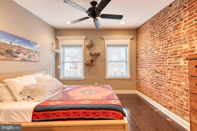 Building Photo - 800 S Curley St